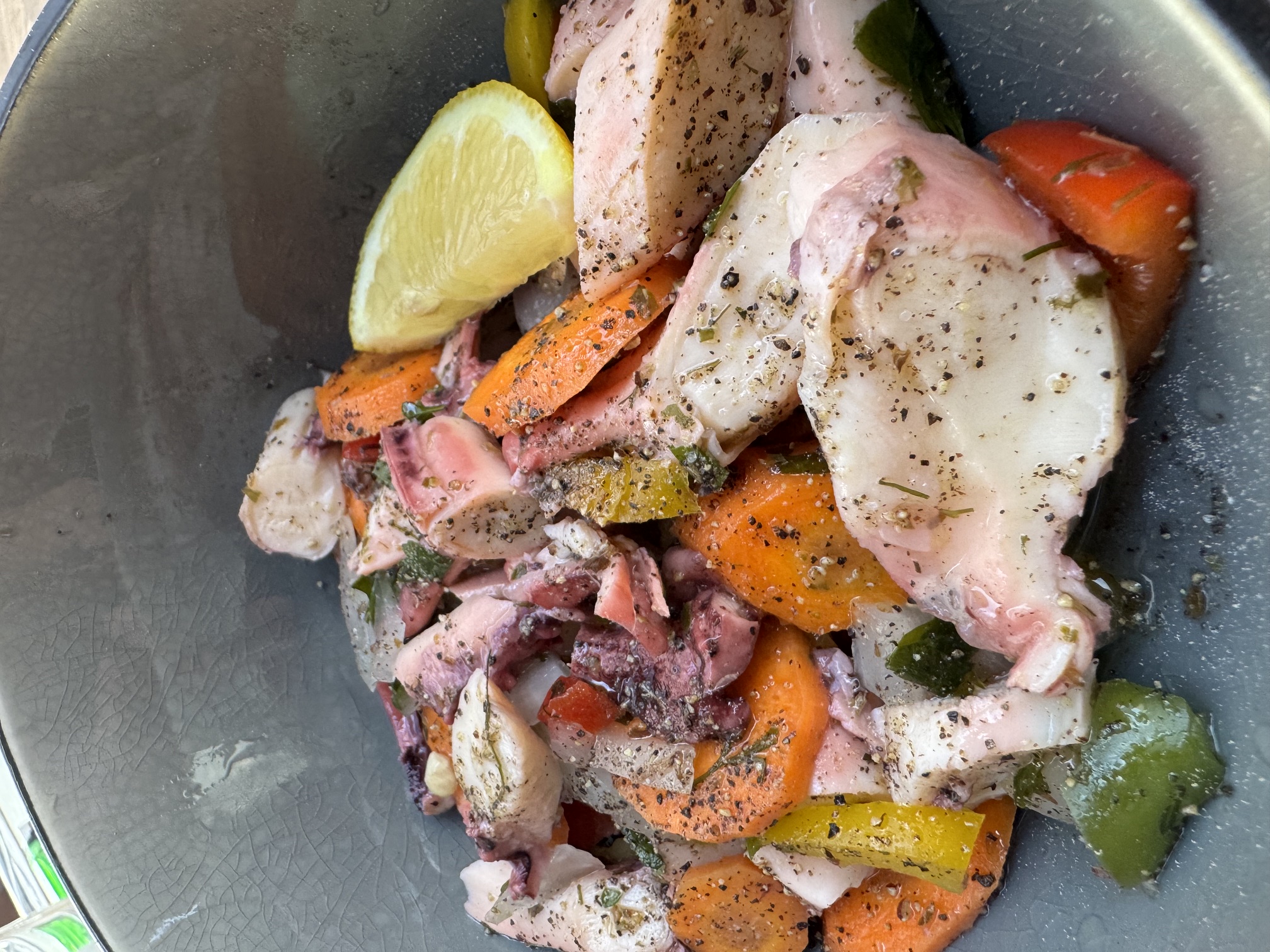 Oktopussalat mit Karotten, Paprika und Zitrone
